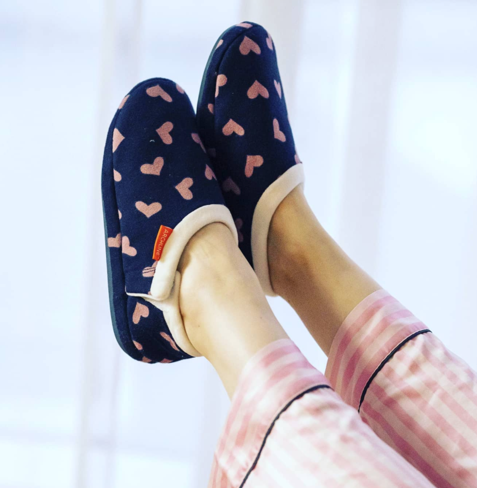 ARCHLINE Orthotic Slippers CLOSED Arch Scuffs Moccasins Pain Relief in Navy Hearts - EUR41